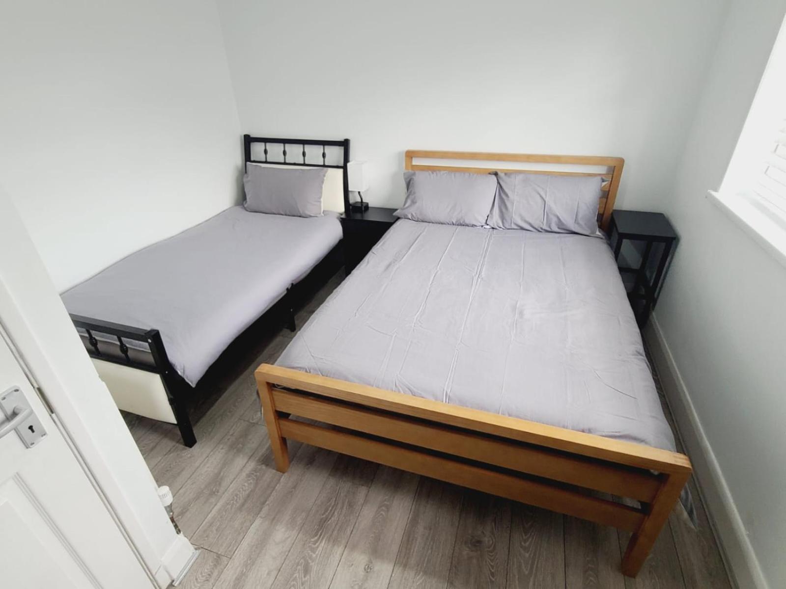 Roomz-Gatwick-London-Airport Parking-Travel Service Ifield Exterior photo