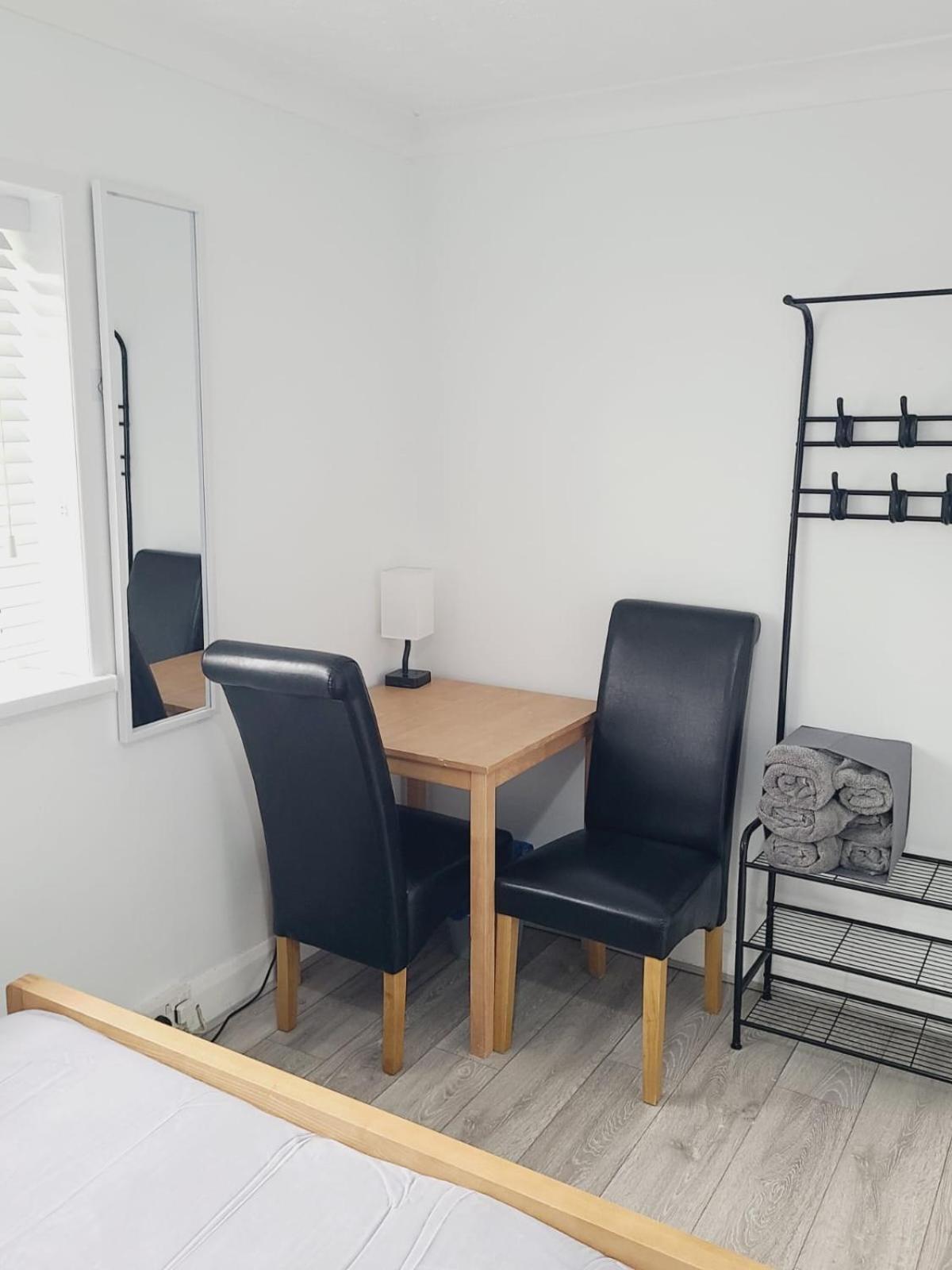 Roomz-Gatwick-London-Airport Parking-Travel Service Ifield Exterior photo