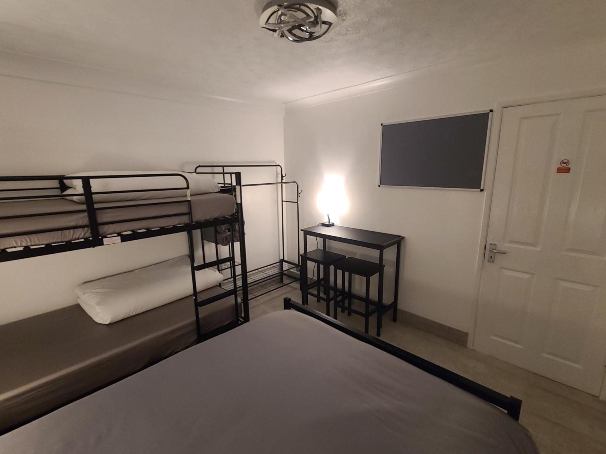Roomz-Gatwick-London-Airport Parking-Travel Service Ifield Exterior photo