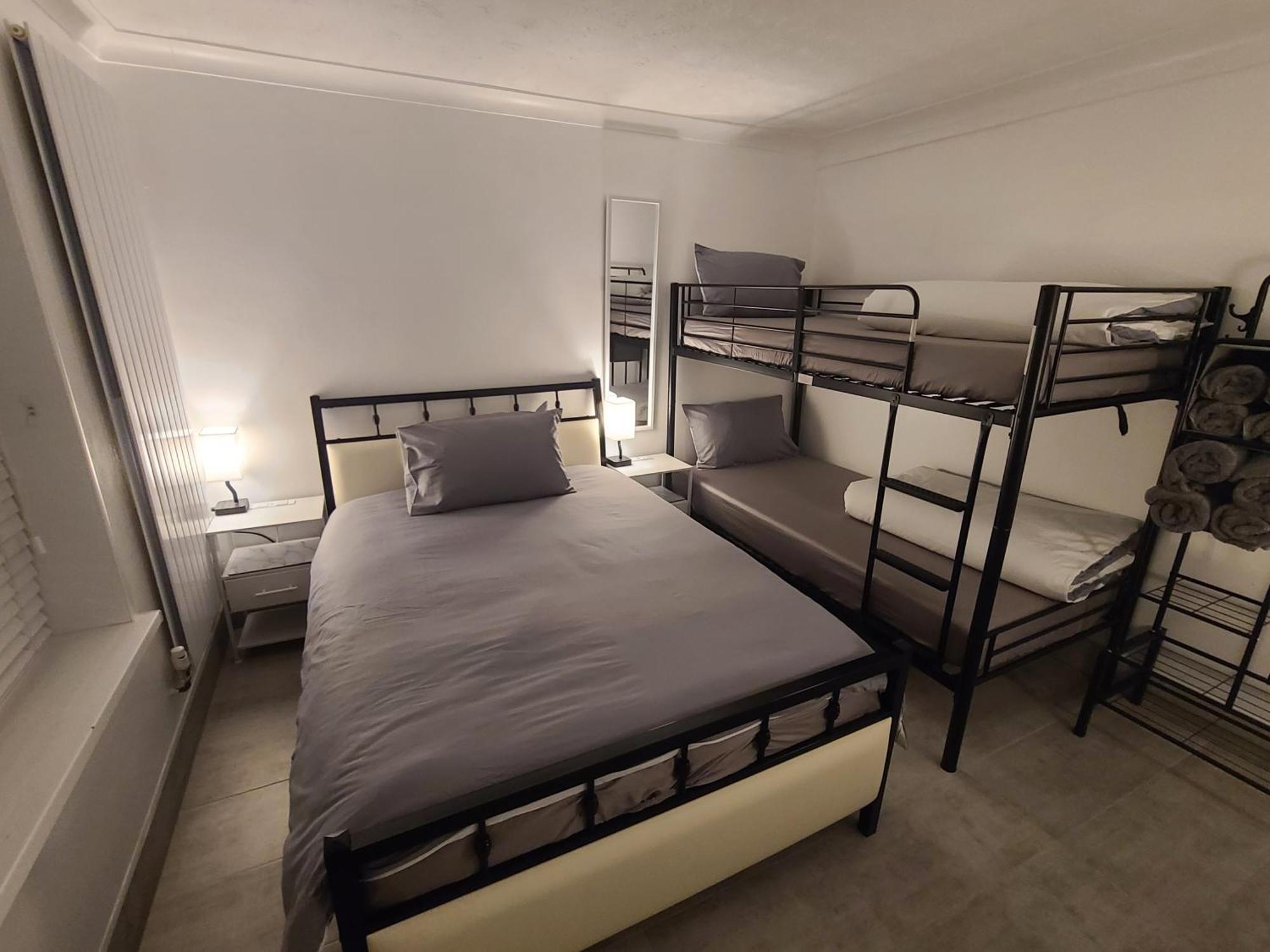 Roomz-Gatwick-London-Airport Parking-Travel Service Ifield Exterior photo